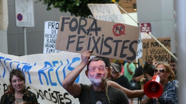 Protesta contra Mariano Rajoy en Reus. Foto: EFE