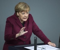 Merkel Turkiari 3.000 milioi emateko prest, errefuxiatuak gelditzeko