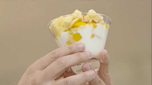 Vasos de yogur, plátano y mango