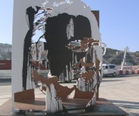 Arrojan pintura a la escultura de Iñaki Azkuna en Bilbao