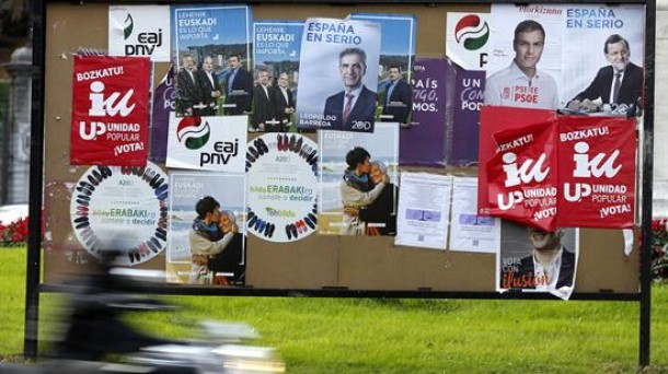 Carteles electorales en un tablón en Bilbao. Foto: EFE