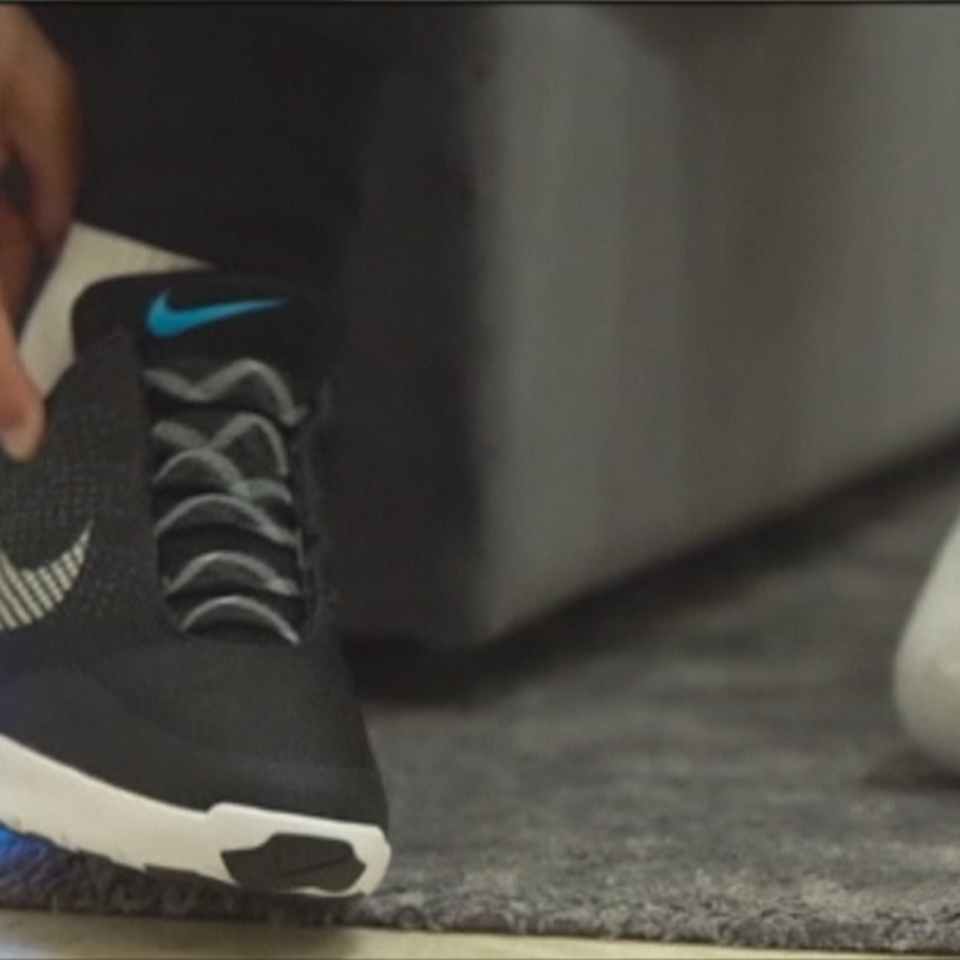 casamentero malo almuerzo Vídeo: Nike lanza zapatillas que se atan solas