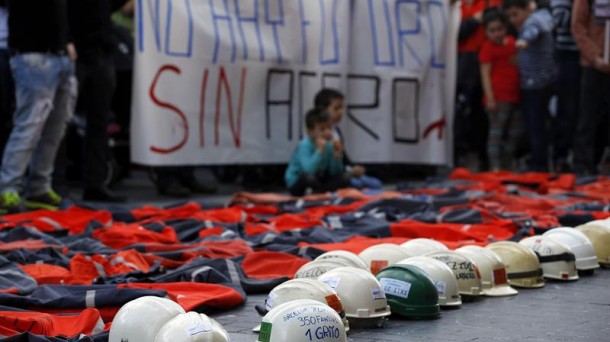 Trabajadores de Arcelor protestan por el cese de actividad Efe