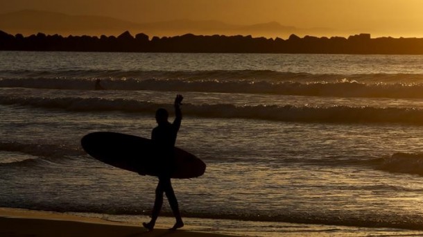 Surfista en una playa. Foto: EFE