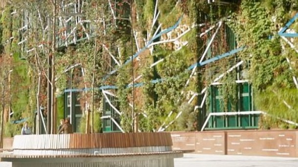 Plantas en la fachada del renovado Palacio Europa. Foto: vitoria-gasteiz.org.