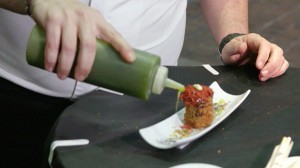 Muskuilu beteaz eta tomate xaflez eginiko sushi faltsua