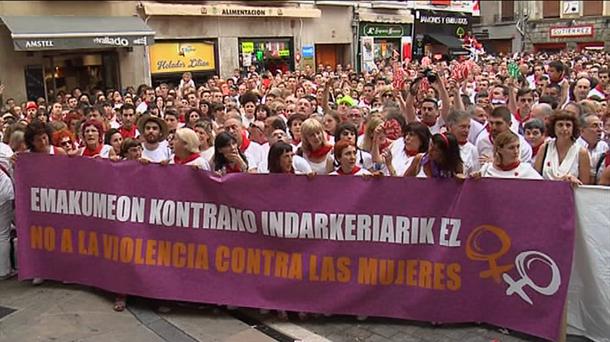 Imagen de archivo de una concentración de denuncia, en Pamplona, tras la violación. Foto: EiTB.