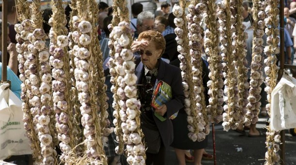 Ajos en la tradicional Feria de Santiago en Vitoria-Gasteiz. Foto de archivo: EFE