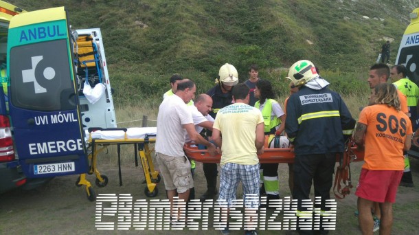 Efectivos del servicio de emergencias trasladan al herido en la playa. Foto: @bomberosbizkaia