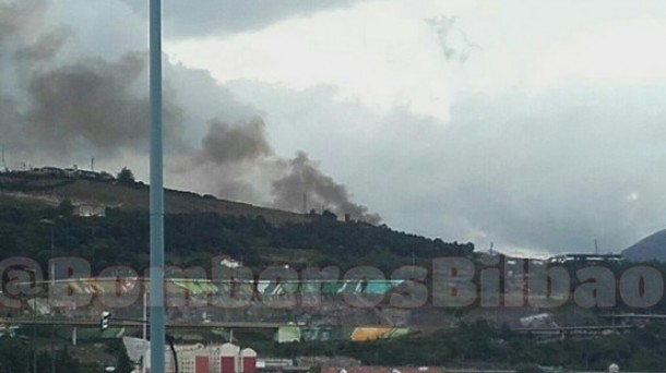 Fuego en el Alto de Castrejana. Foto: Bomberos Bilbao