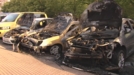Un incendio calcina tres coches en Vitoria
