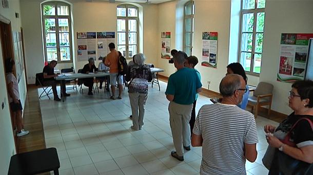 Varias personas esperan para votar durante las elecciones vascas de 2016. Foto de un vídeo de EiTB. 