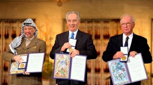Galardonados con el Premio Nobel de la Paz de 1994: Yasser Arafat, Simón Peres y Yitzhak Rabin. EFE