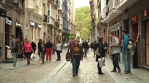 Varias personas pasean por una calle de Bilbao, en imagen de archivo