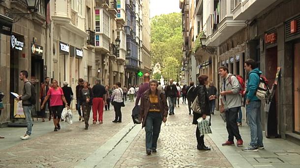 Varias personas pasean por una calle de Bilbao, en imagen de archivo