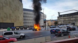 FOTOS: Un coche arde frente a San Mamés