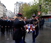 Bataclan aretoan izandako 90 hildako omendu dituzte Parisen