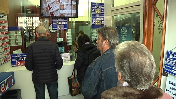 Usuarios hacen cola en una administración de lotería.