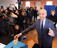 Juppé descarta sustituir a Fillon como candidato al Elíseo