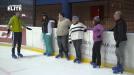 Los participantes muestran sus dotes para el patinaje sobre hielo 
