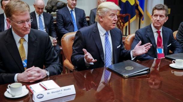 Donald Trump firma una orden para sacar a EEUU del acuerdo comercial TPP. EFE