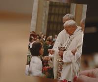 Juan Pablo II le dio la primera comunión a la ahijada de Gómez Borrero
