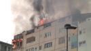 Evacúan a un gran número de vecinos por un incendio en Sestao