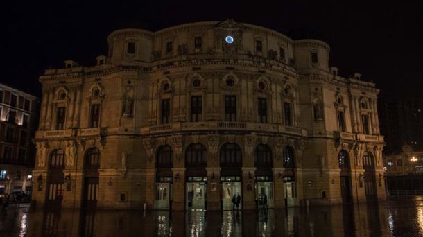 El teatro Arriaga con las luces apagadas en la Hora del Planeta 2019. Foto de archivo: EFE