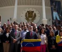 Parlamentuak Maduro salatuko du Hagan, gizateriaren aurkako delituengatik