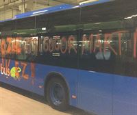 'Mozal legea'ren aurkako pintaketak egin dituzte Donostiako autobus batean