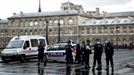 Gizonezko batek mailu batekin eraso dio polizia bati Parisen