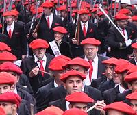 8.000 hombres han desfilado como soldados en el 'Alarde Tradicional'