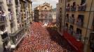 Miles de personas dan colorido al lanzamiento del chupinazo de San Fermín