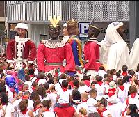 Gigantes, kilikis y zaldikos bailan en las calles de Pamplona
