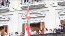 Vitoria-Gasteiz iza la ikurriña en el ayuntamiento el Día del Blusa