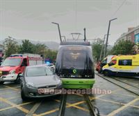 Un herido en una colisión entre el tranvía de Bilbao y un turismo