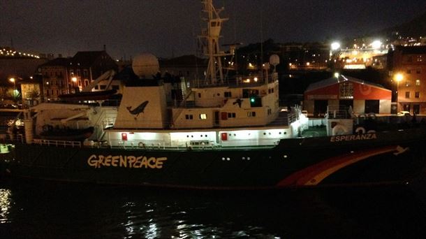 'Esperanza' Greenpeaceren ontzia, Bilbon sartzen. Argazkia: Greenpeace Euskadi