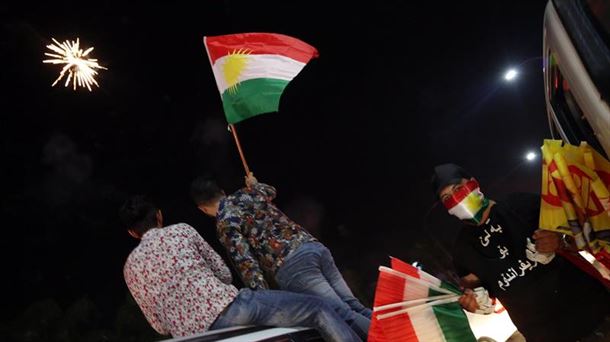 Erreferendumaren egunean milaka kurdu kalera atera ziren, ospatzera. Argazkia: EFE. 