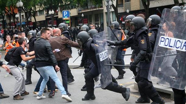 Una carga policial en Cataluña. Imagen de archivo: EFE