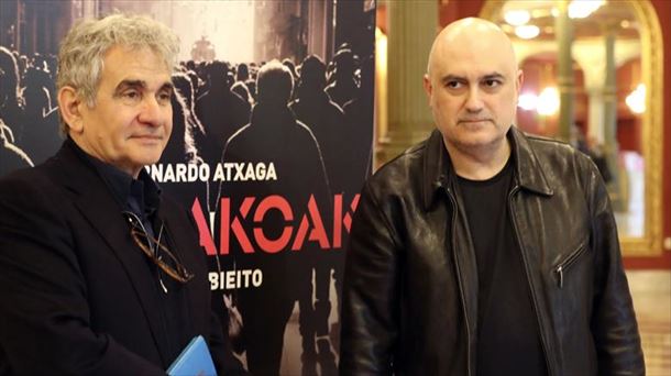 Bernardo Atxaga y Calixto Bieito, en la presentación 'Obabakoak' en el Teatro Arriaga. EFE.