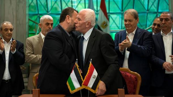 Al Fatah y Hamás sellan la reconciliación en El Cairo. EFE