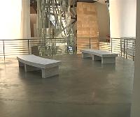 La artista Jenny Holzer dona tres esculturas de piedra al museo Guggenheim