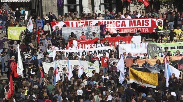 Miles de personas protestan en Santiago de Compostela contra los incendios que arrasaron Galicia.EFE