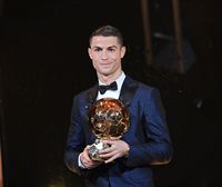 Cristiano Ronaldok bere bosgarren Urrezko Baloia irabazi du, Messirekin berdinduz