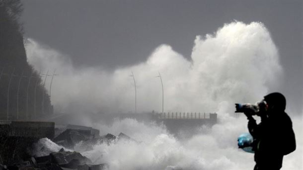 Una gran ola rompe en el Paseo Nuevo de San Sebastián. Foto de archivo: EFE