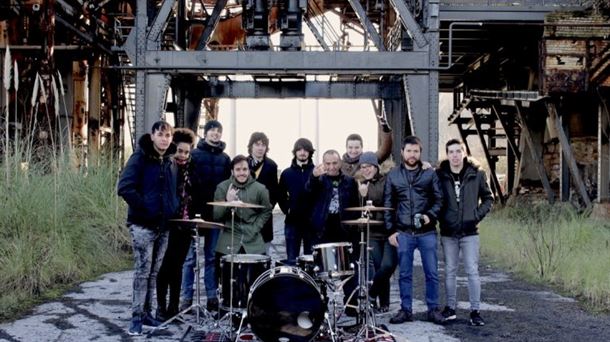 Varios miembros del equipo junto a Pako Galán, batería de Eskorbuto. Foto: Janire Trebolazabala