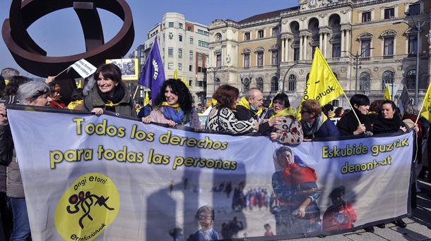 Fascista gilipollas se lleva una ostia por provocar en Euskal Herria