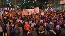 Multitudinaria manifestación con gritos contra Munilla en San Sebastián