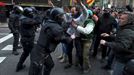 Tensión entre manifestantes y Mossos en la marcha de Barcelona