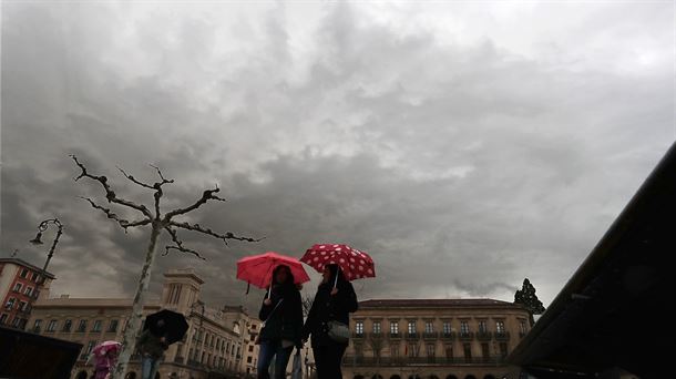 Día frío y lluvioso en Pamplona. Foto: EFE.